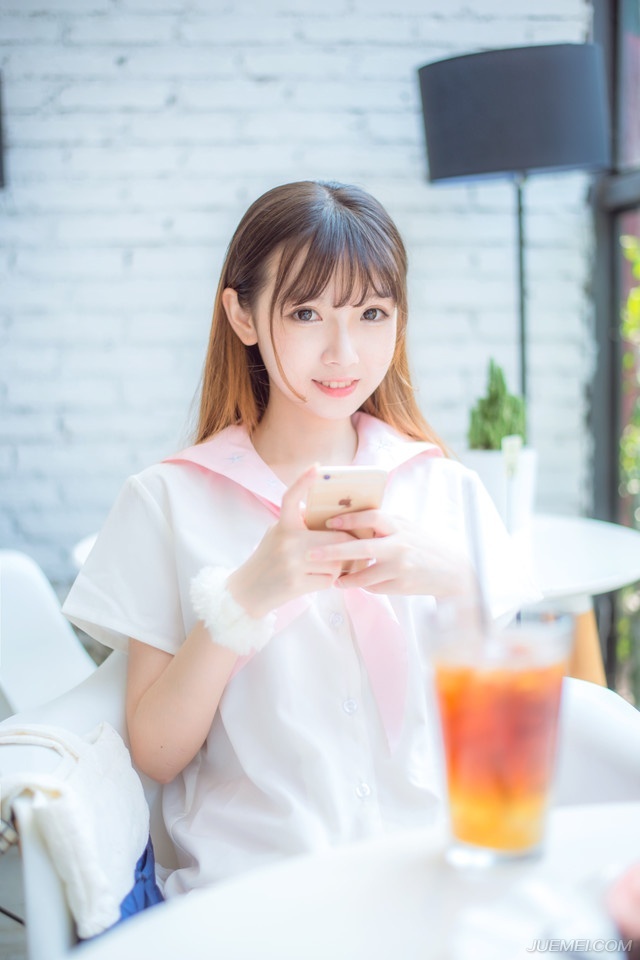 “岳父病了？要不我陪夫人去一趟？”刘璝有些讶然道。